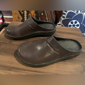 OOFOS Women's Brown Athletic Slip-On Clogs